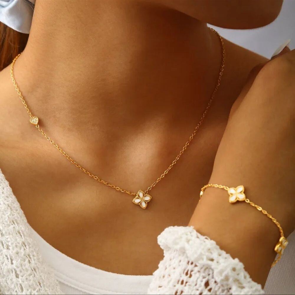 18K Gold Plated Clover Leaf Necklace - Picture 3 of 3